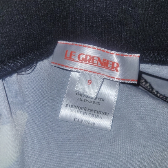 Le Grenier Black Floral Print Capris Pants - Picture 2 of 3